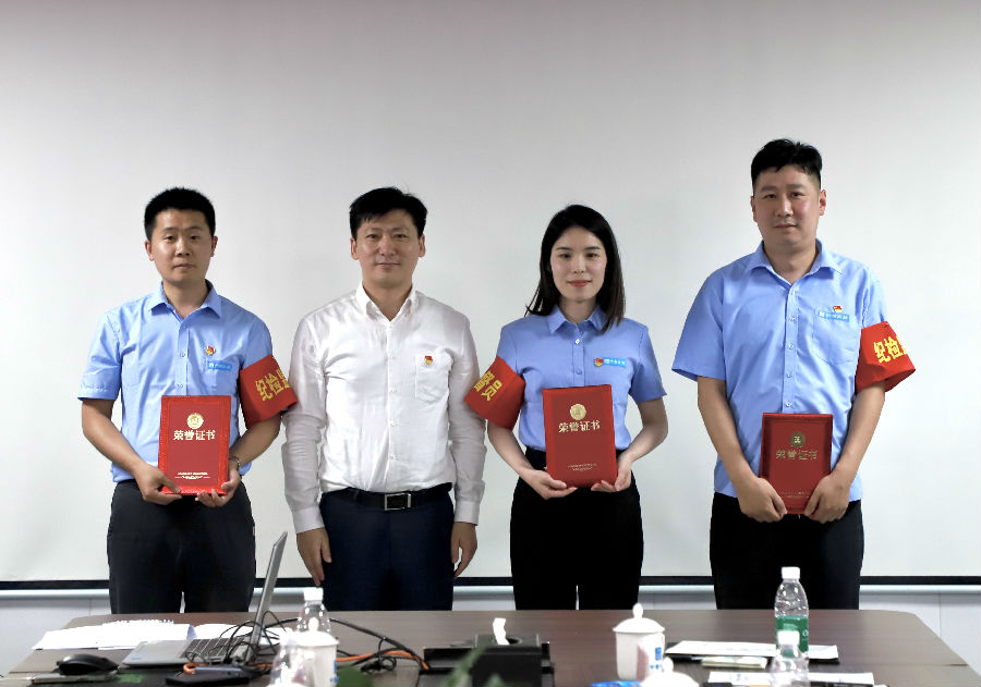 圖六 蘇位朕為獲獎(jiǎng)小組頒獎(jiǎng).jpg